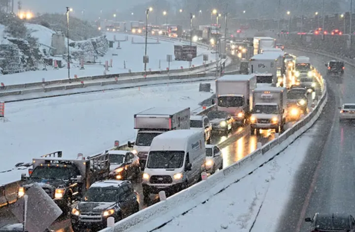 یک مونترالی سالانه چند ساعت از عمر خود را در ترافیک هدر می‌دهد؟